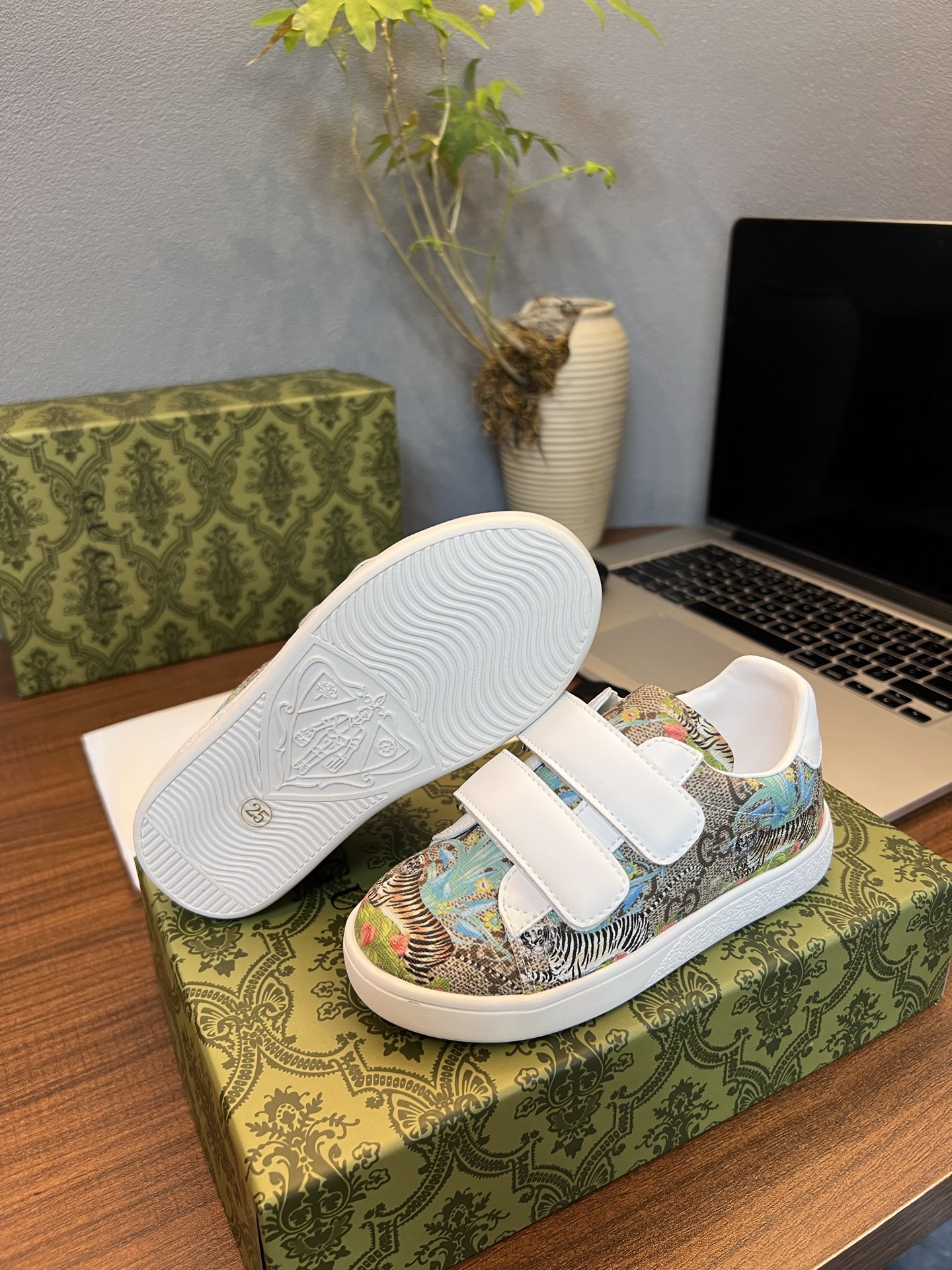 Children's shoes child